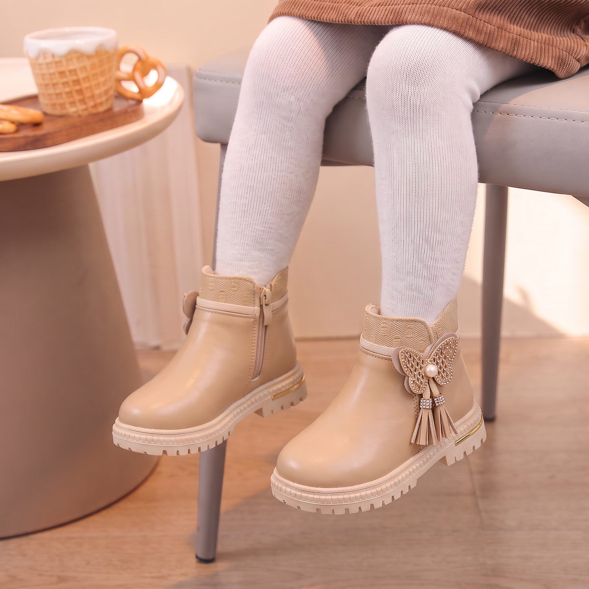 Bottines Fille Papillon Maman & Moi - Beige portees assise