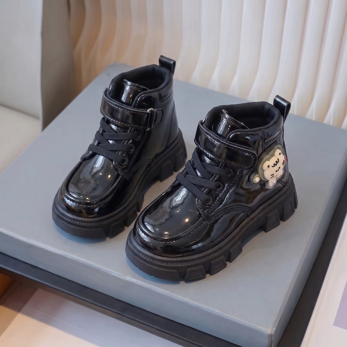 Bottines fille vernies noir - trois quarts avant