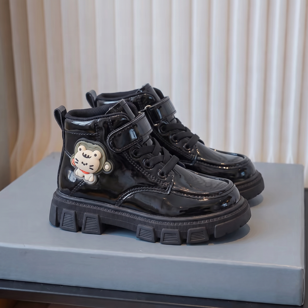Bottines fille vernies noir - profil lateral