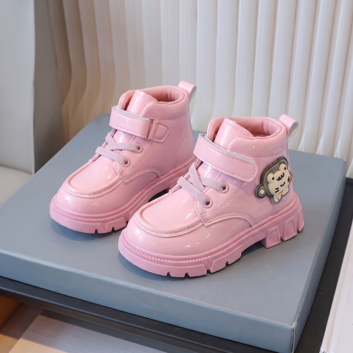 Bottines fille vernies rose - trois quarts avant