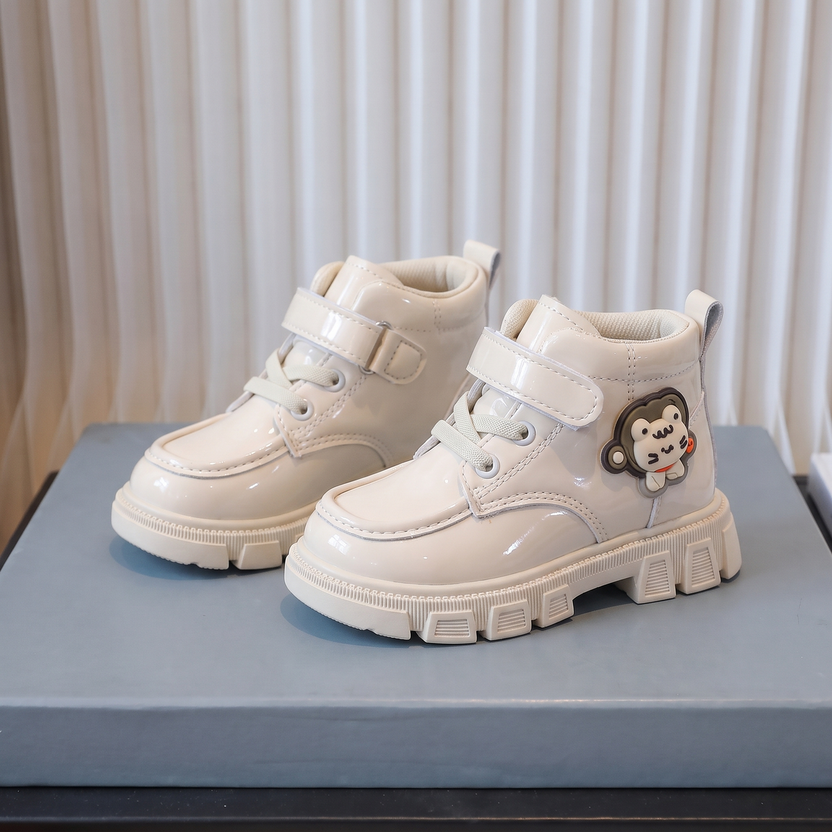 Bottines fille vernies beige - profil lateral