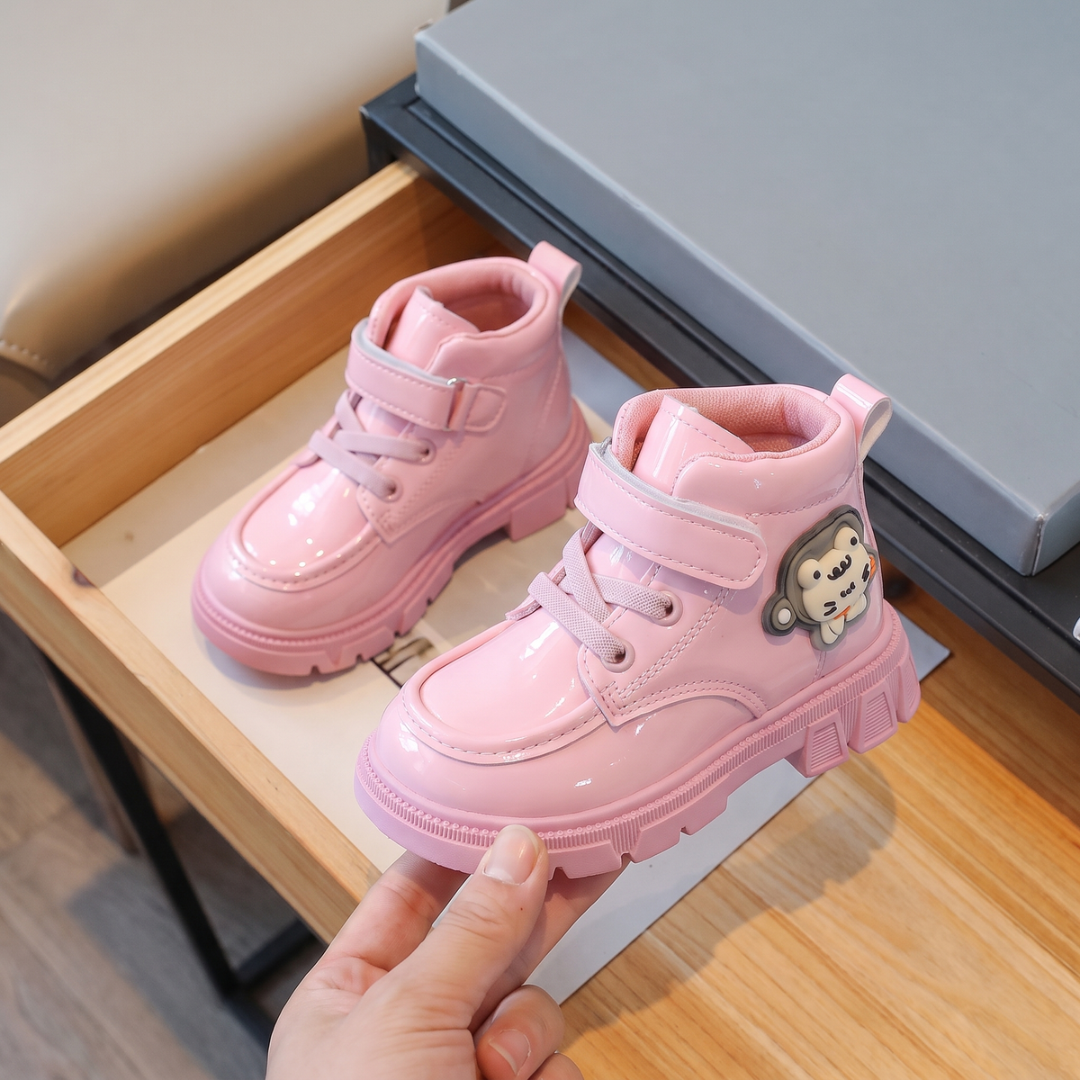 Bottines fille vernies rose - en main