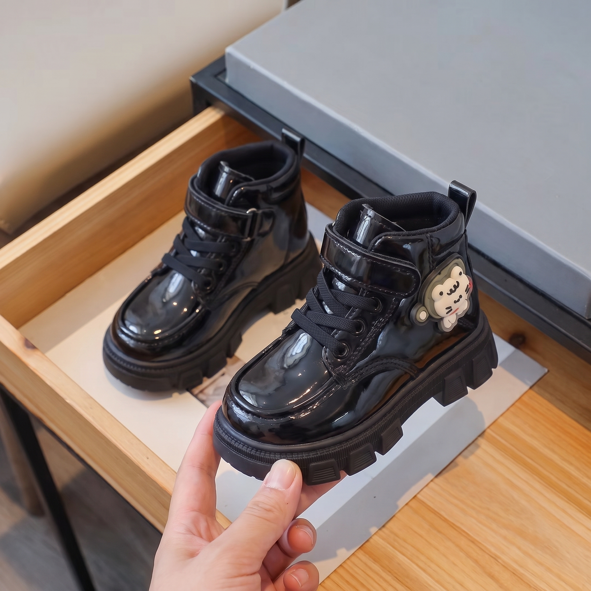 Bottines fille vernies noir - en main