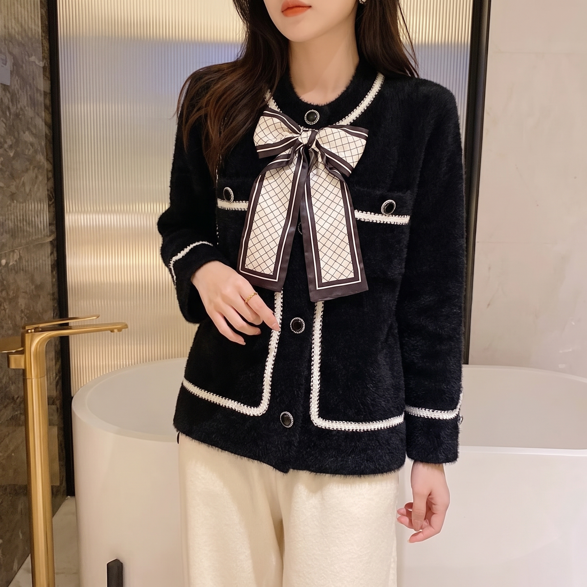 Veste tricot effet vison femme Maman & Moi noire - portee trois-quarts