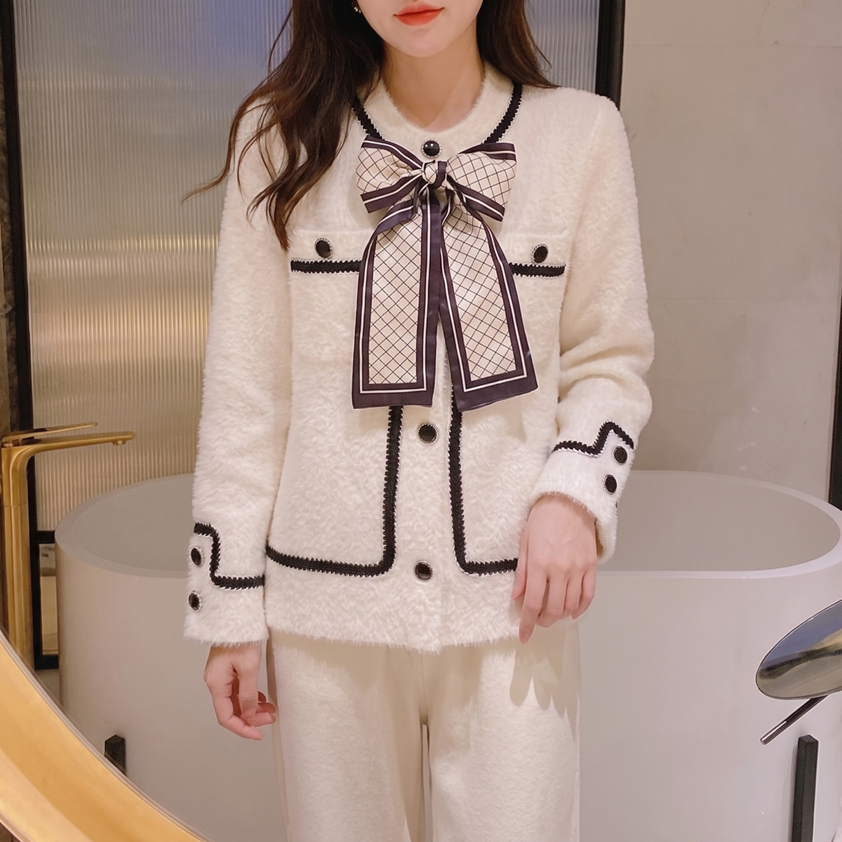 Veste tricot effet vison femme Maman & Moi creme - portee trois-quarts