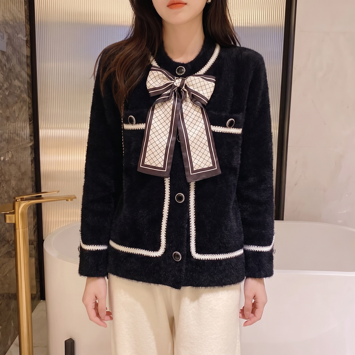 Veste tricot effet vison femme Maman & Moi noire - portee vue de face