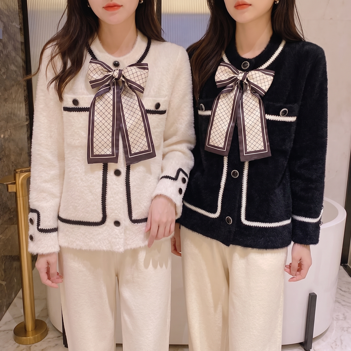 Veste tricot effet vison femme Maman & Moi - les deux coloris creme et noir portes