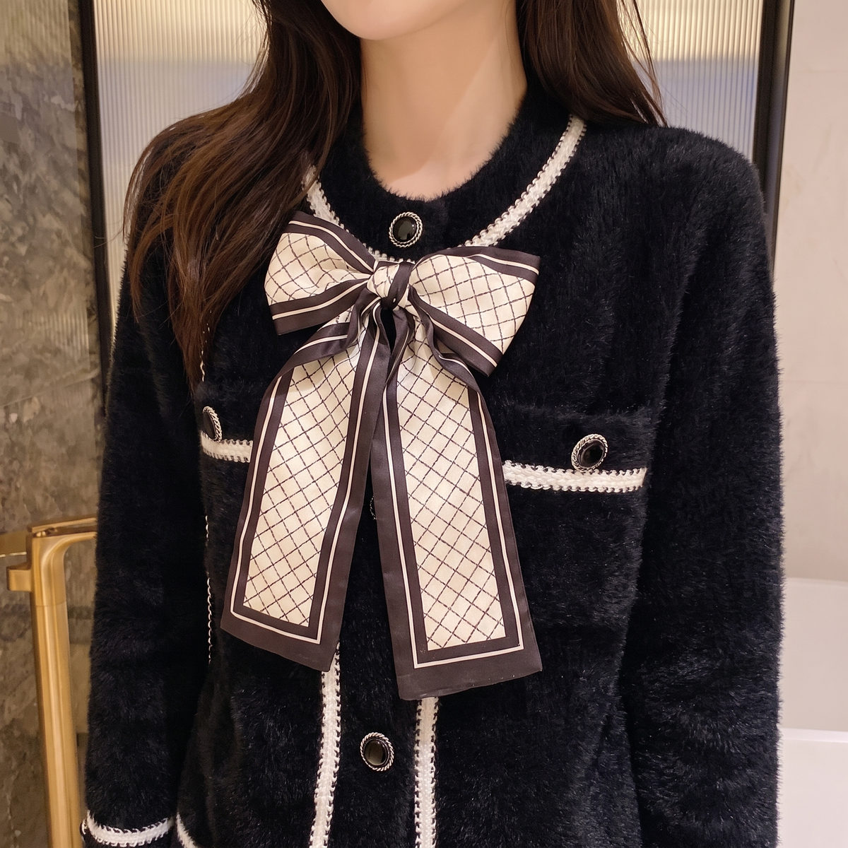 Veste tricot effet vison femme Maman & Moi noire - detail col, noeud en soie et boutons bijoux