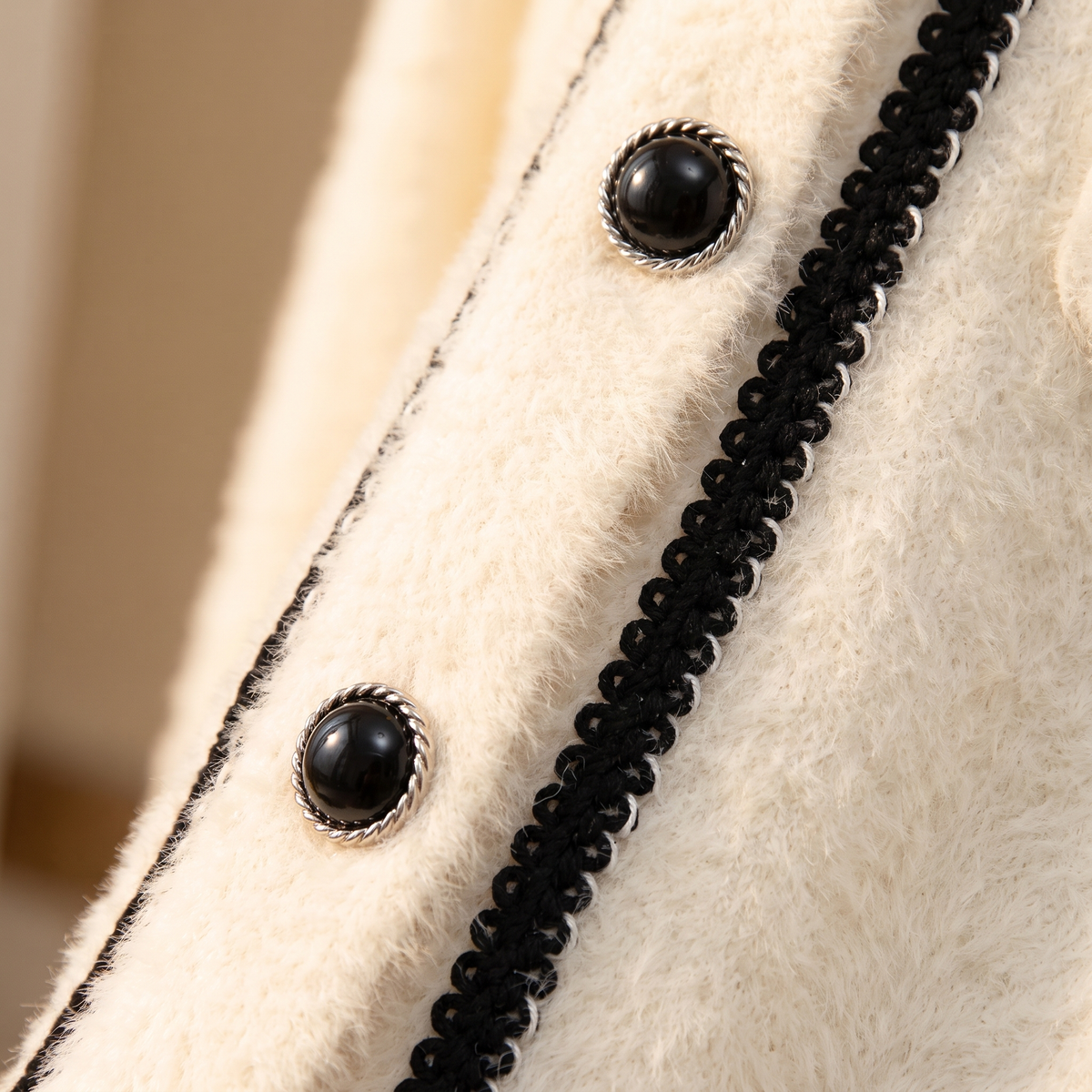 Veste tricot effet vison femme Maman & Moi creme - macro tresse contrastee et boutons bijoux