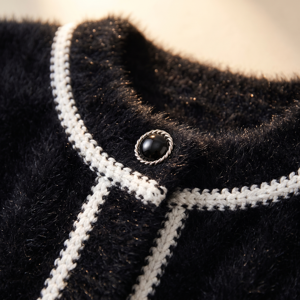 Veste tricot effet vison femme Maman & Moi noire - macro col rond et tresse contrastee