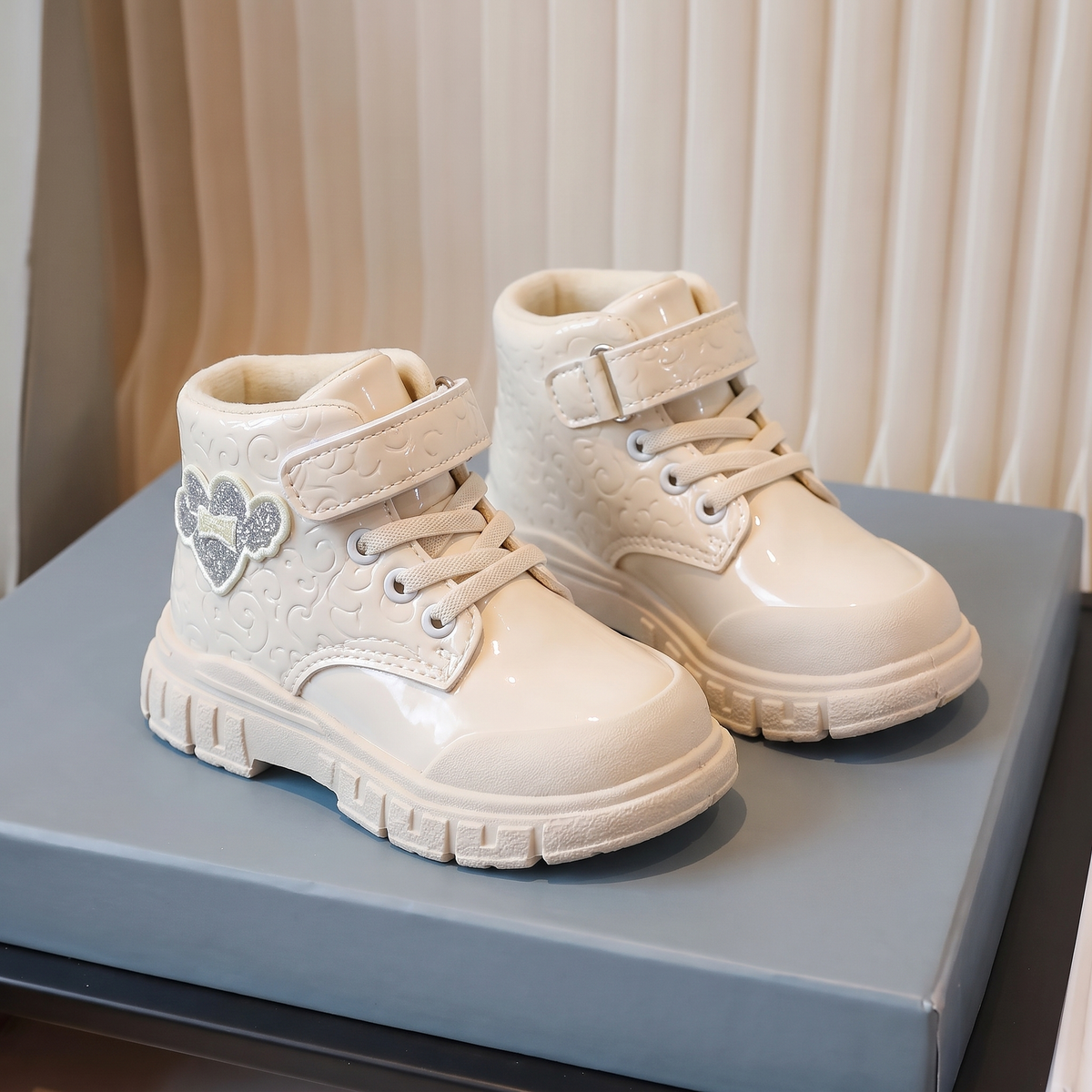 Bottines fille vernies motif creme - trois quarts avant