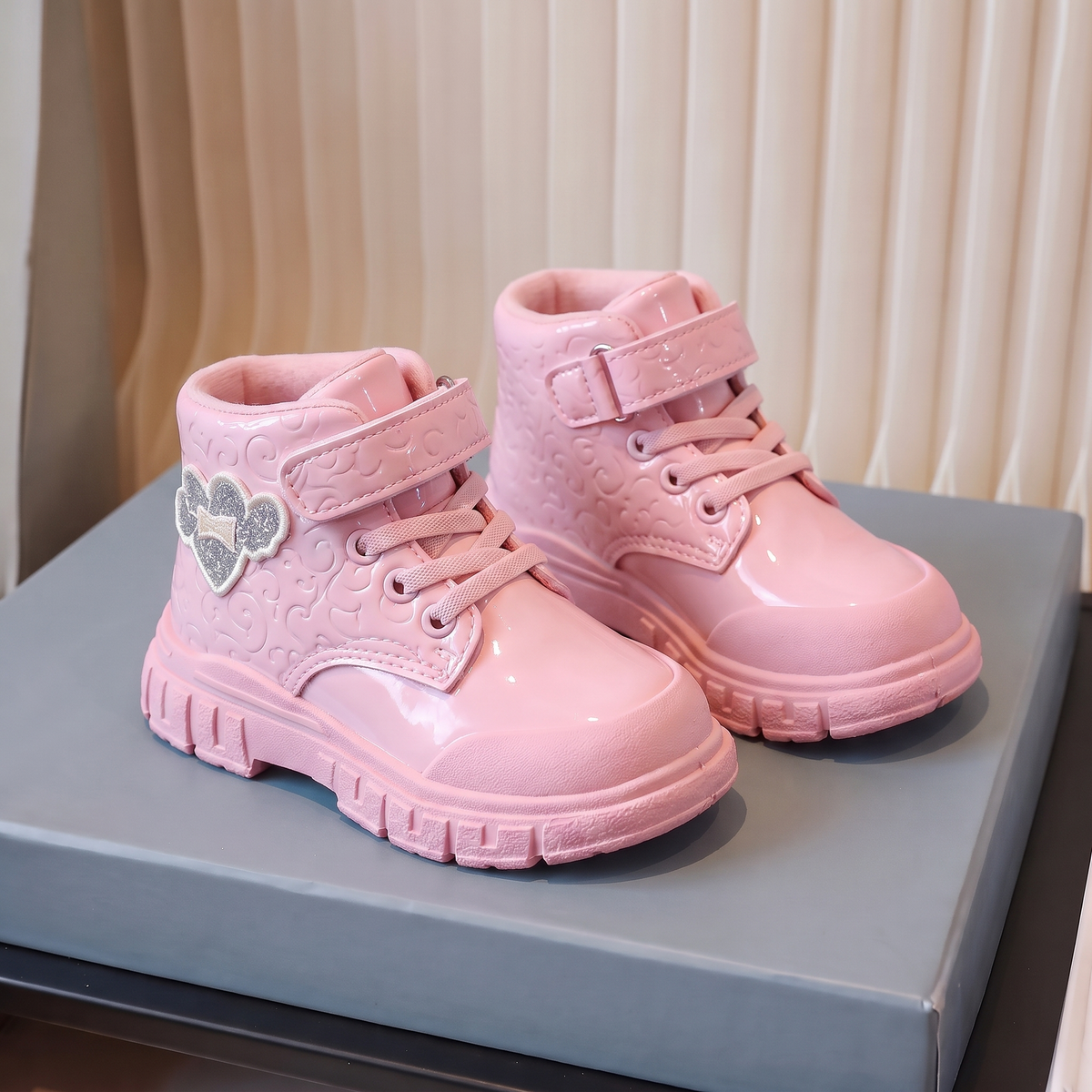 Bottines fille vernies motif rose - trois quarts avant
