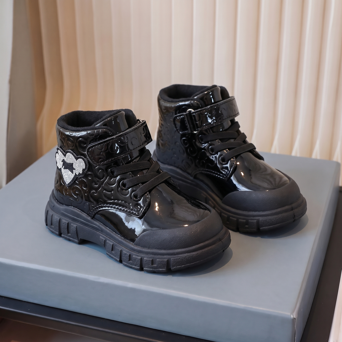 Bottines fille vernies motif noir - trois quarts avant