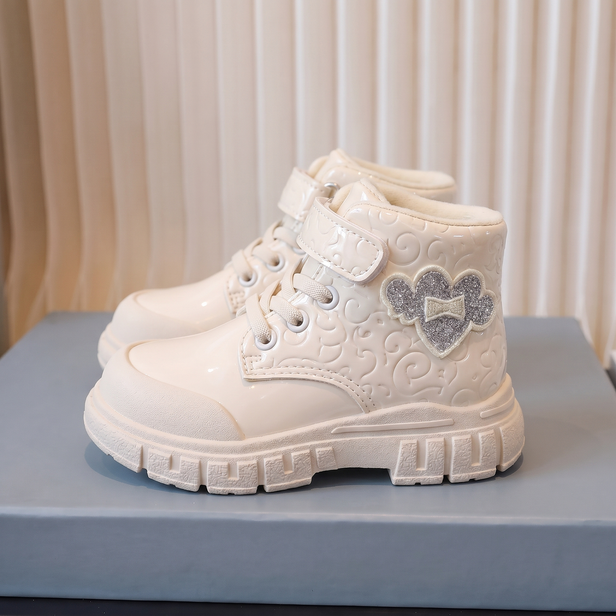 Bottines fille vernies motif creme - profil lateral