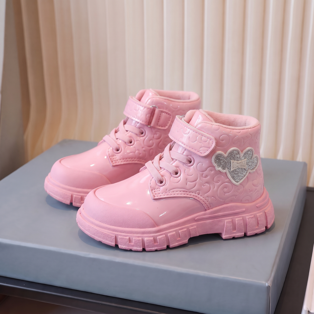 Bottines fille vernies motif rose - ambiance studio