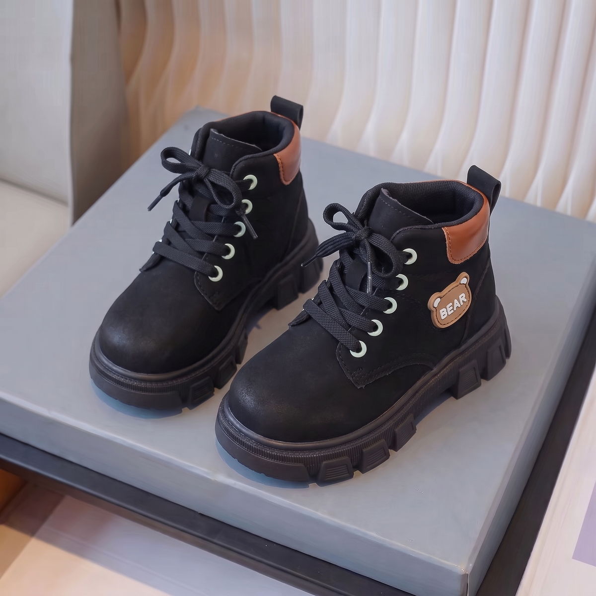 Bottines Garcon BEAR Maman & Moi noir - trois quarts avant