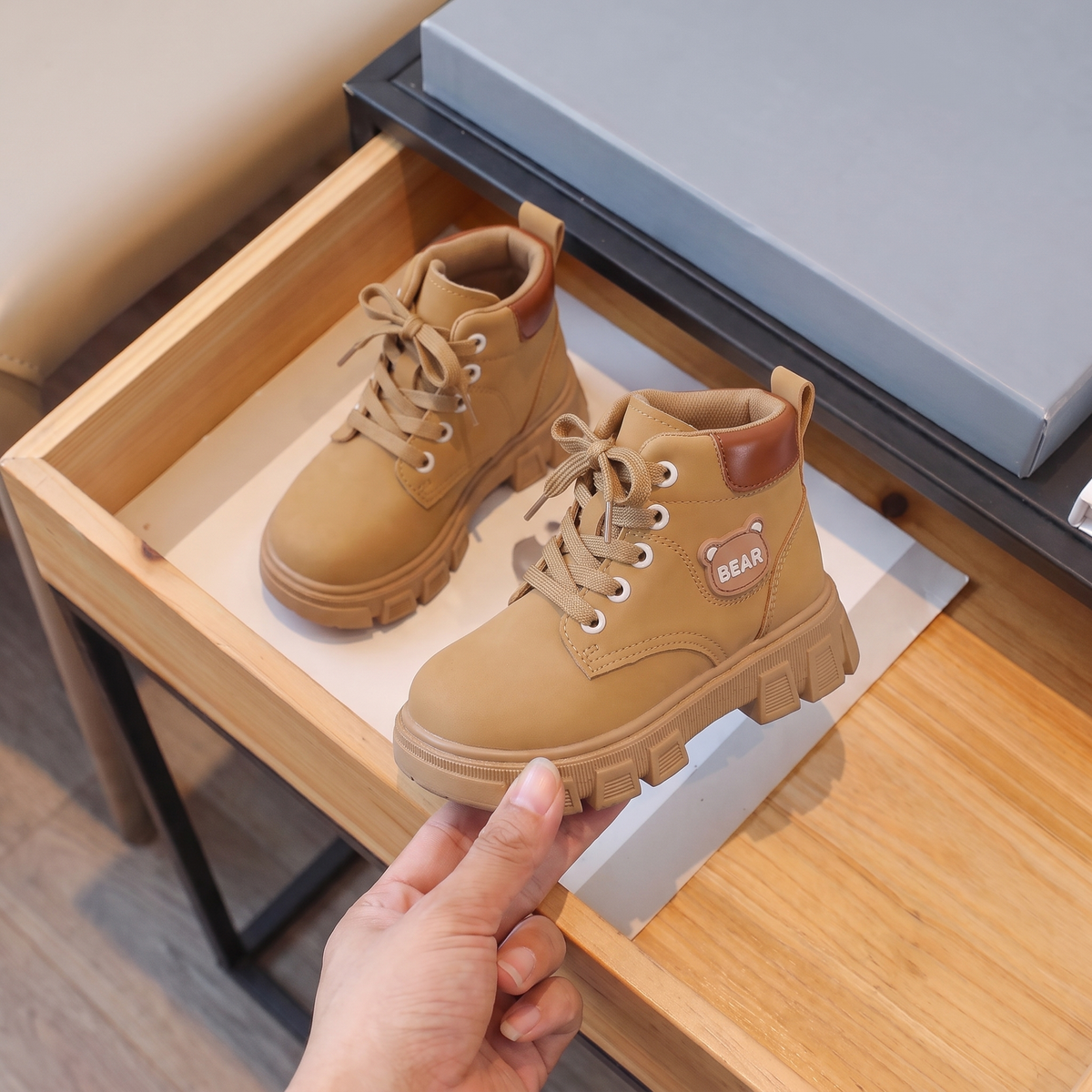 Bottines Garcon BEAR Maman & Moi camel - en main