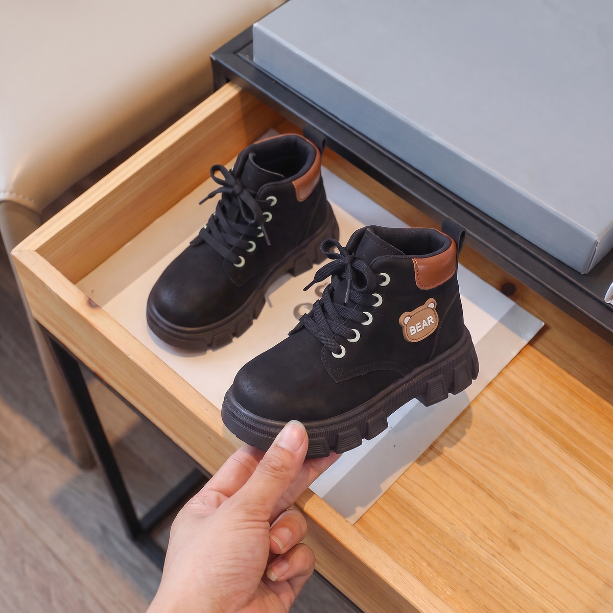 Bottines Garcon BEAR Maman & Moi noir - en main