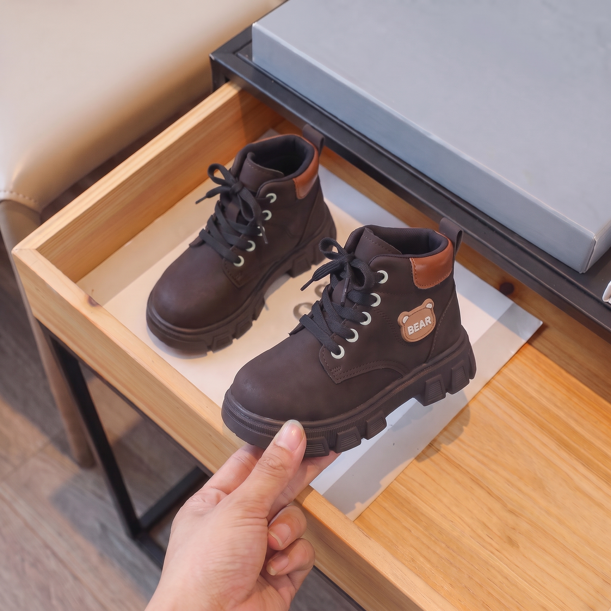 Bottines Garcon BEAR Maman & Moi marron - en main