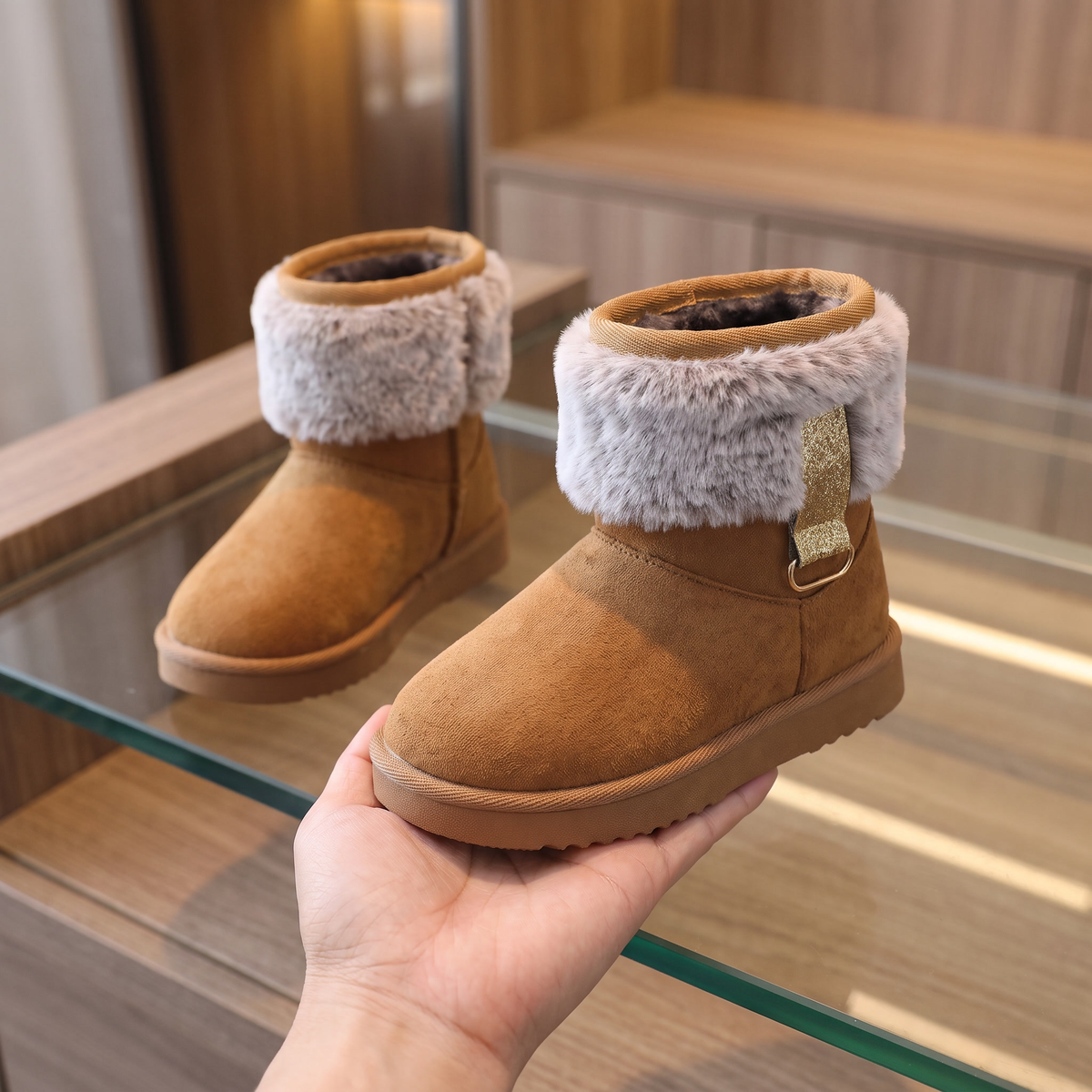 Bottes Fourrure Paillettes Fille Maman & Moi - Camel - en main