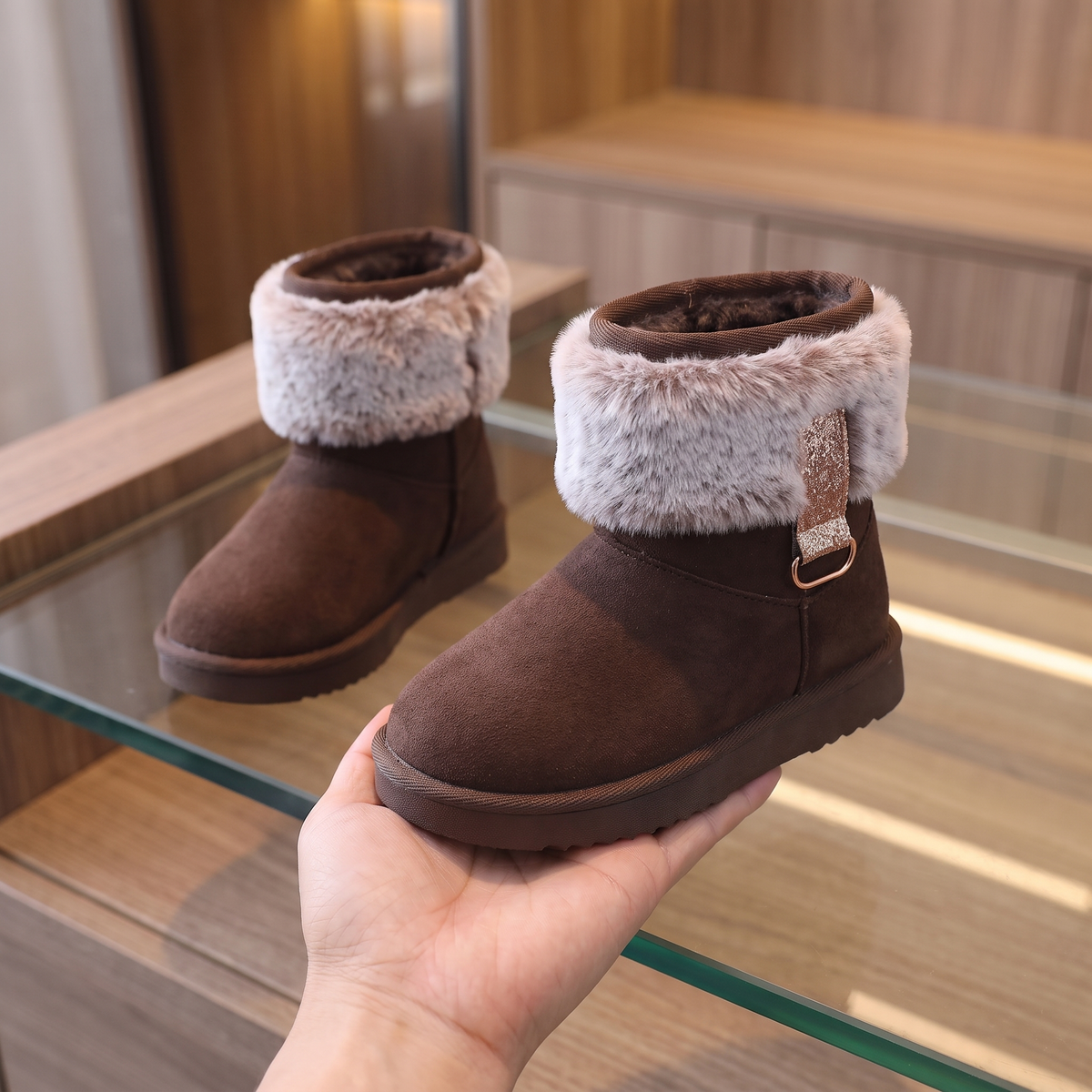 Bottes Fourrure Paillettes Fille Maman & Moi - Marron - en main