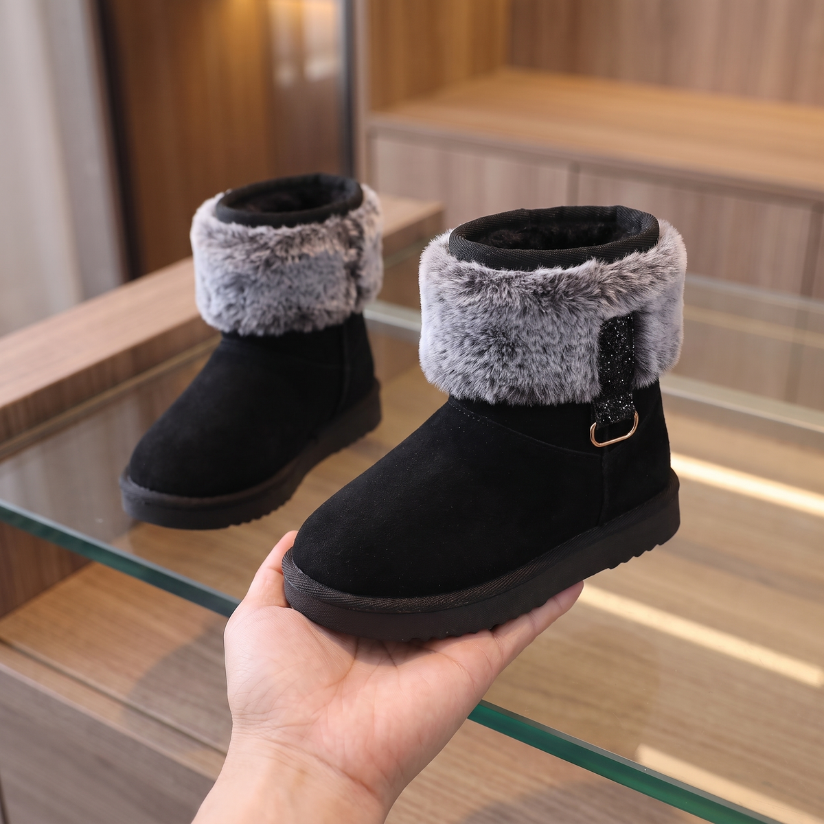Bottes Fourrure Paillettes Fille Maman & Moi - Noir - en main