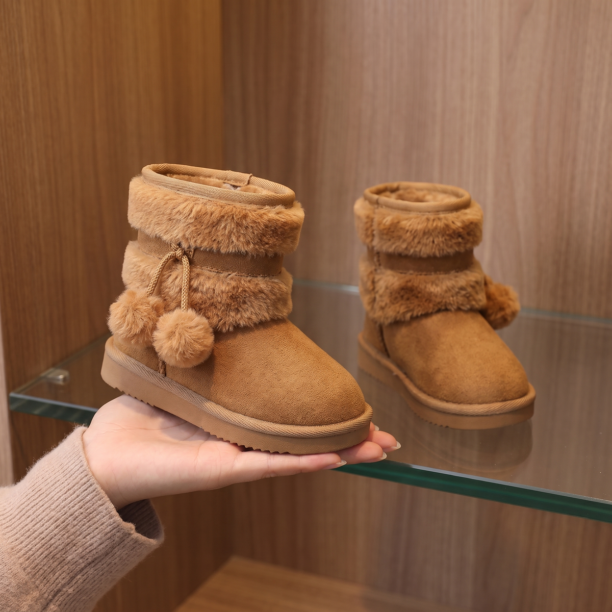 Bottes Double Fourrure Fille Maman & Moi - Camel - en main