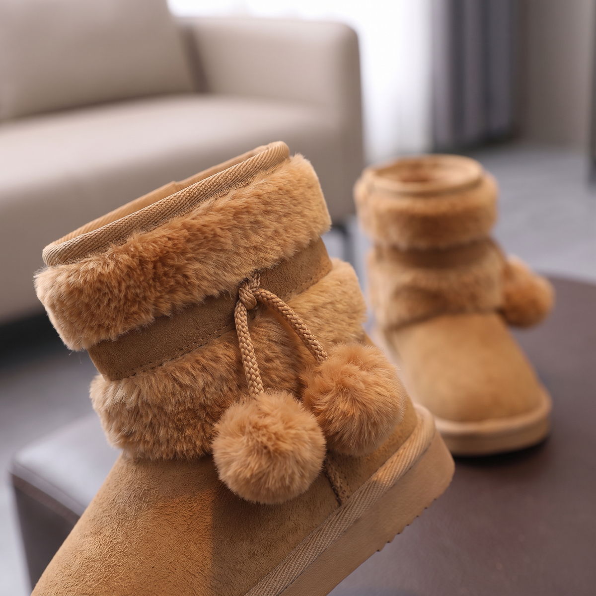 Bottes Double Fourrure Fille Maman & Moi - Camel - détail pompons fourrure