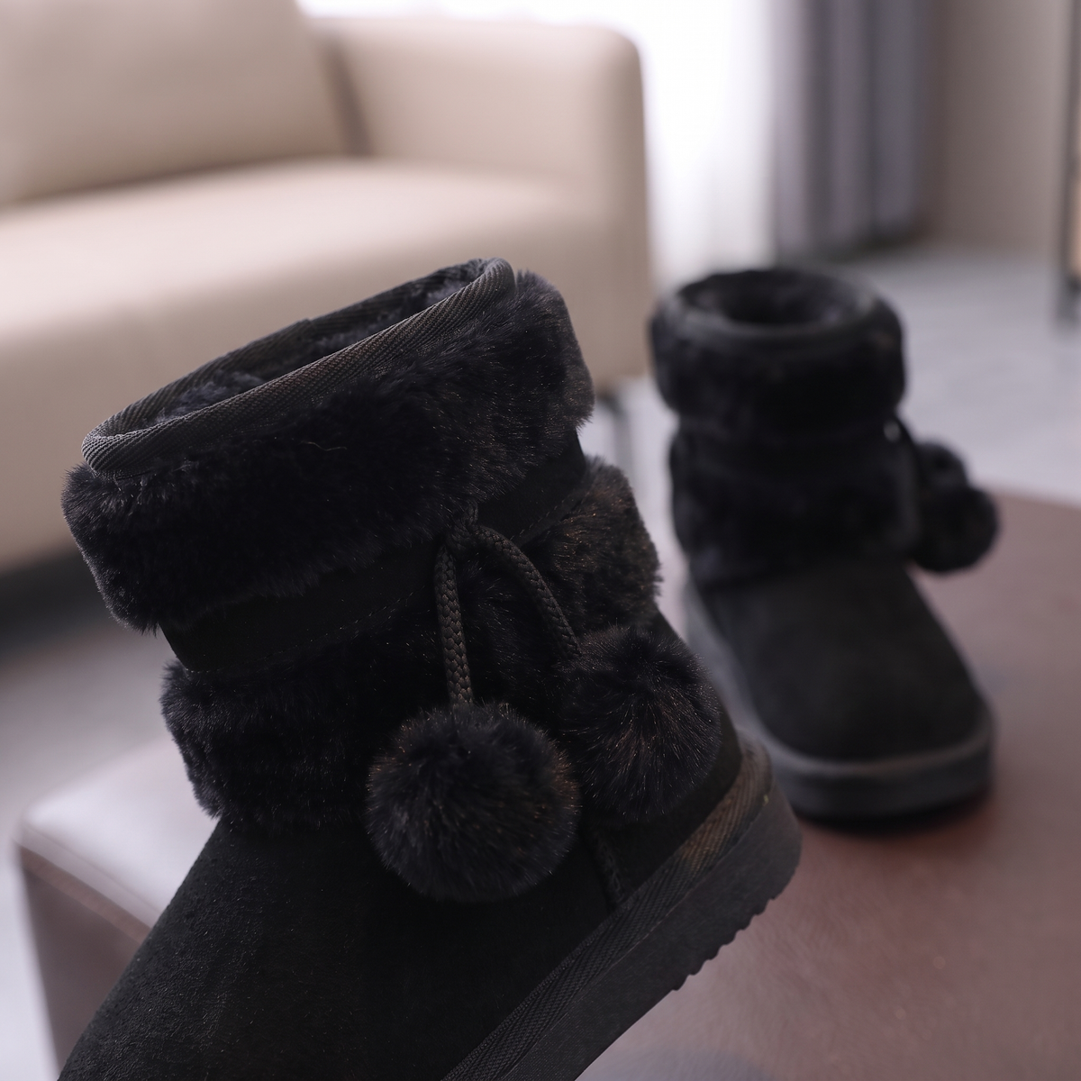 Bottes Double Fourrure Fille Maman & Moi - Noir - détail pompons fourrure