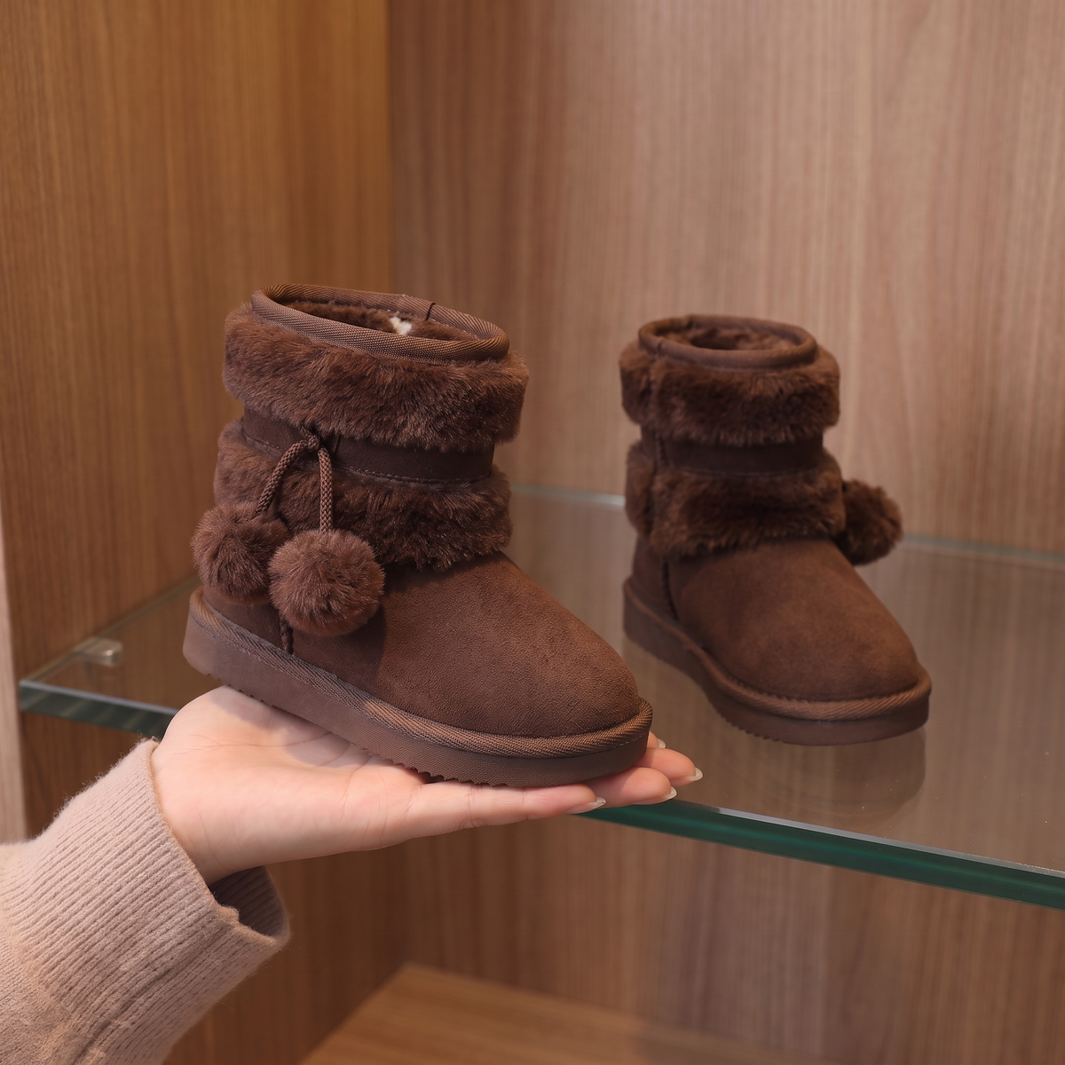 Bottes Double Fourrure Fille Maman & Moi - Marron - en main