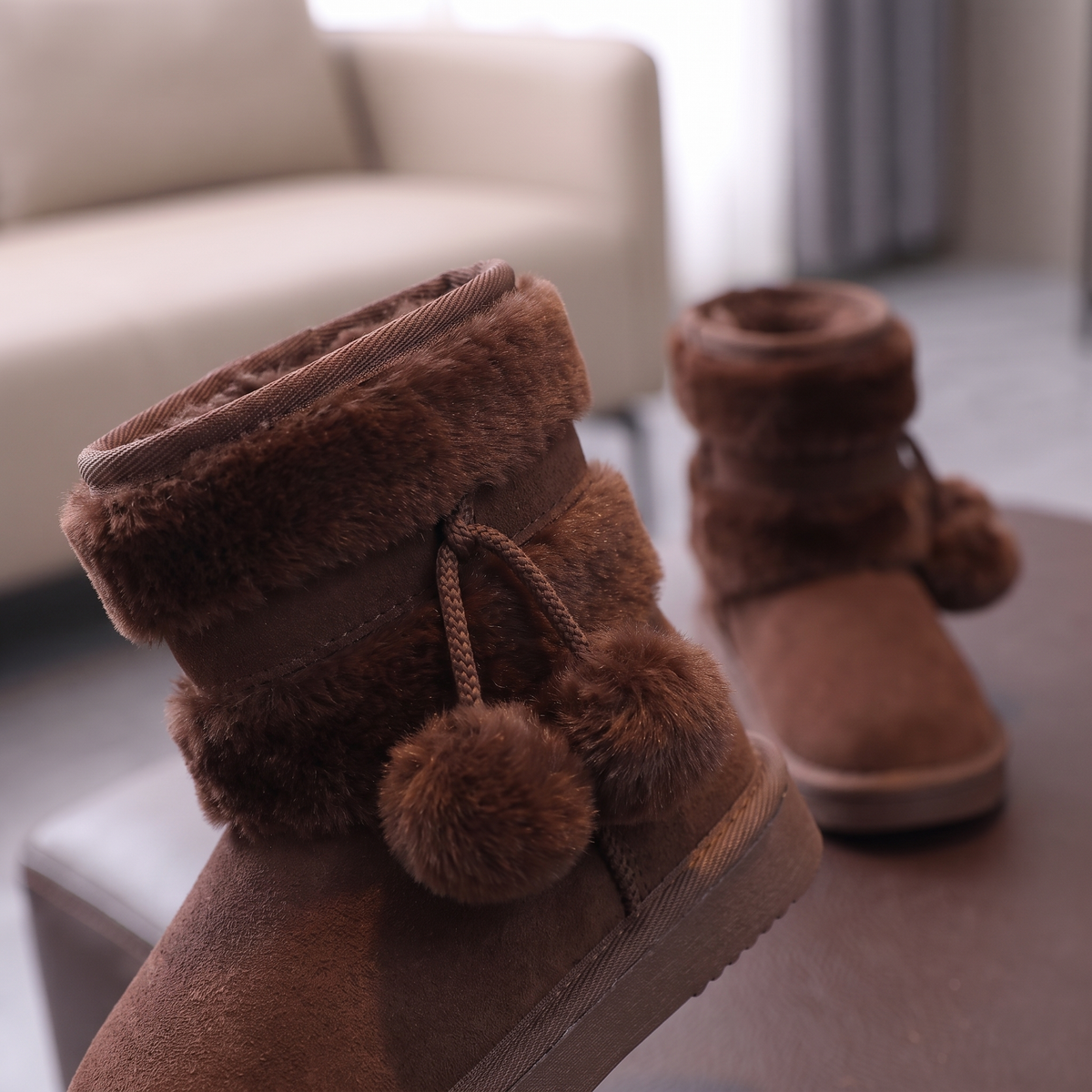 Bottes Double Fourrure Fille Maman & Moi - Marron - détail pompons fourrure