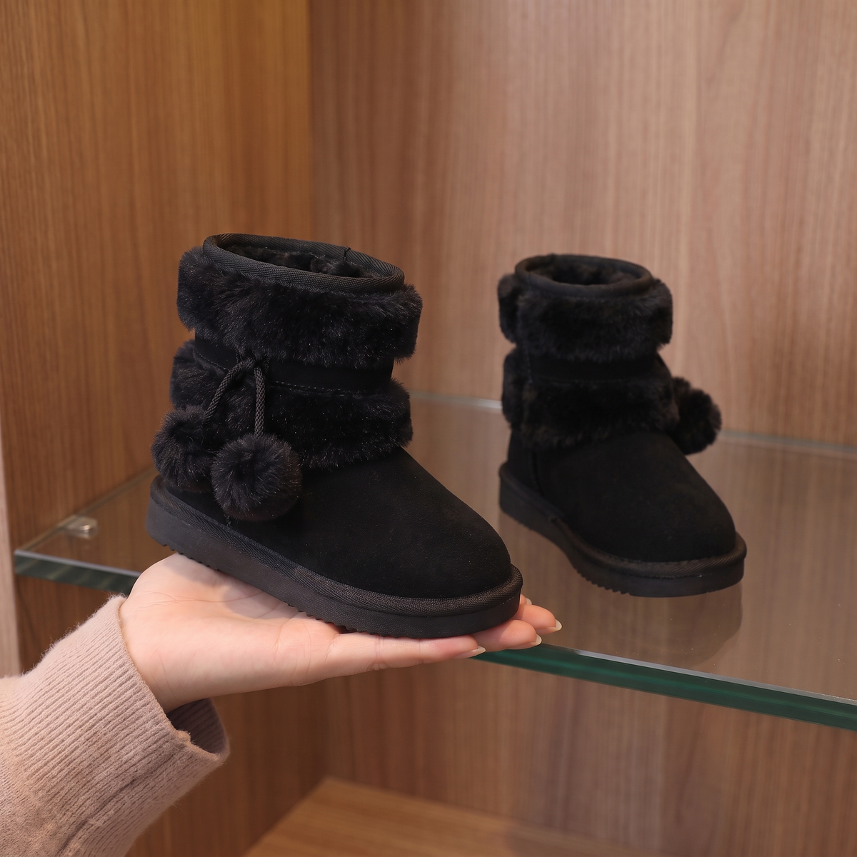 Bottes Double Fourrure Fille Maman & Moi - Noir - en main