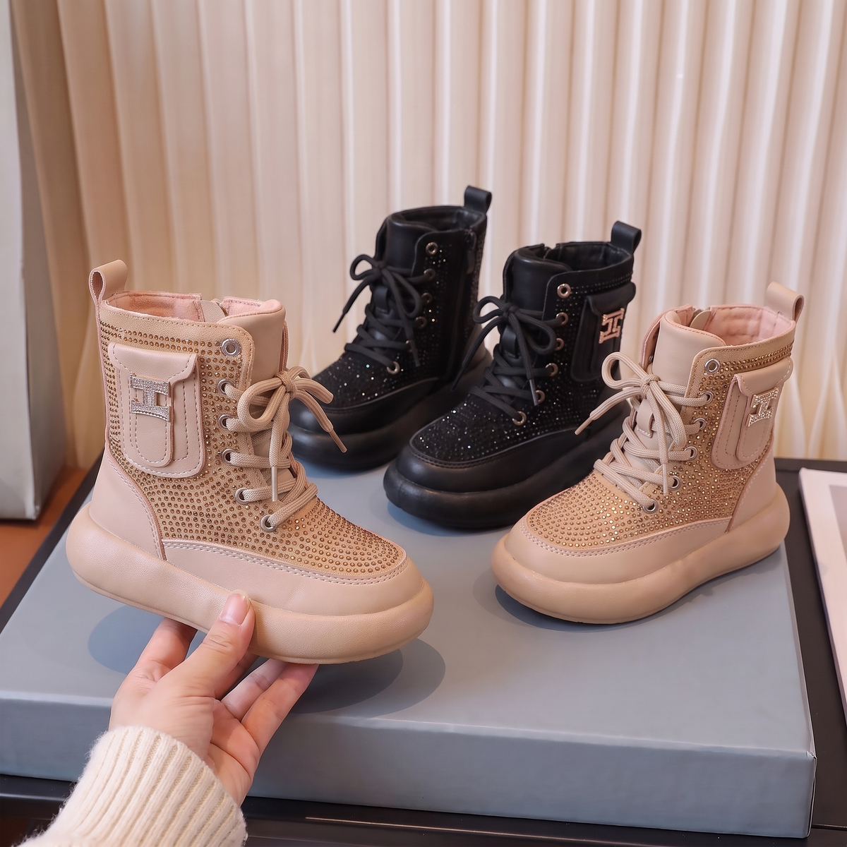 Bottines Strass Fille Maman & Moi - Beige et Noir - en main
