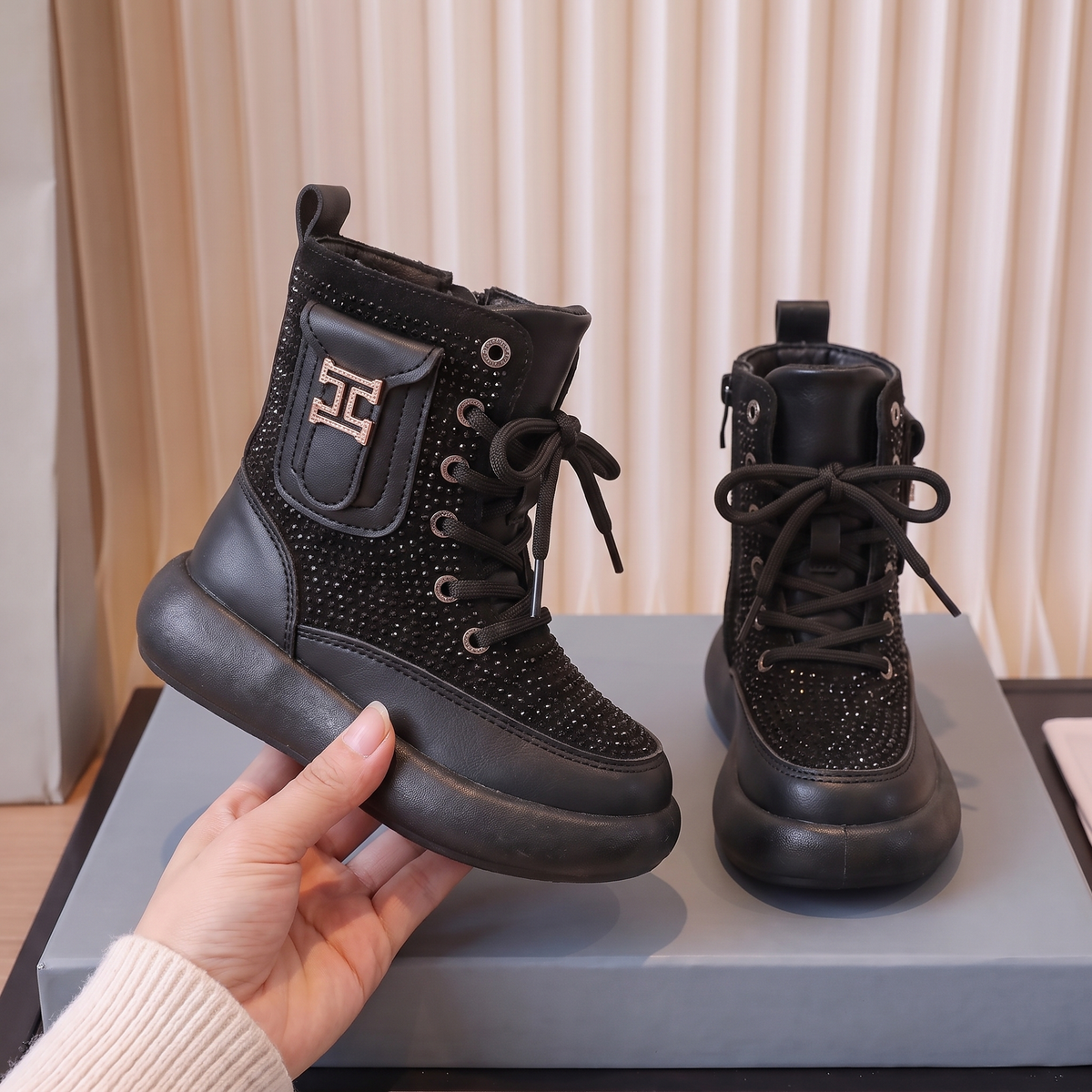 Bottines Strass Fille Maman & Moi - Noir - en main