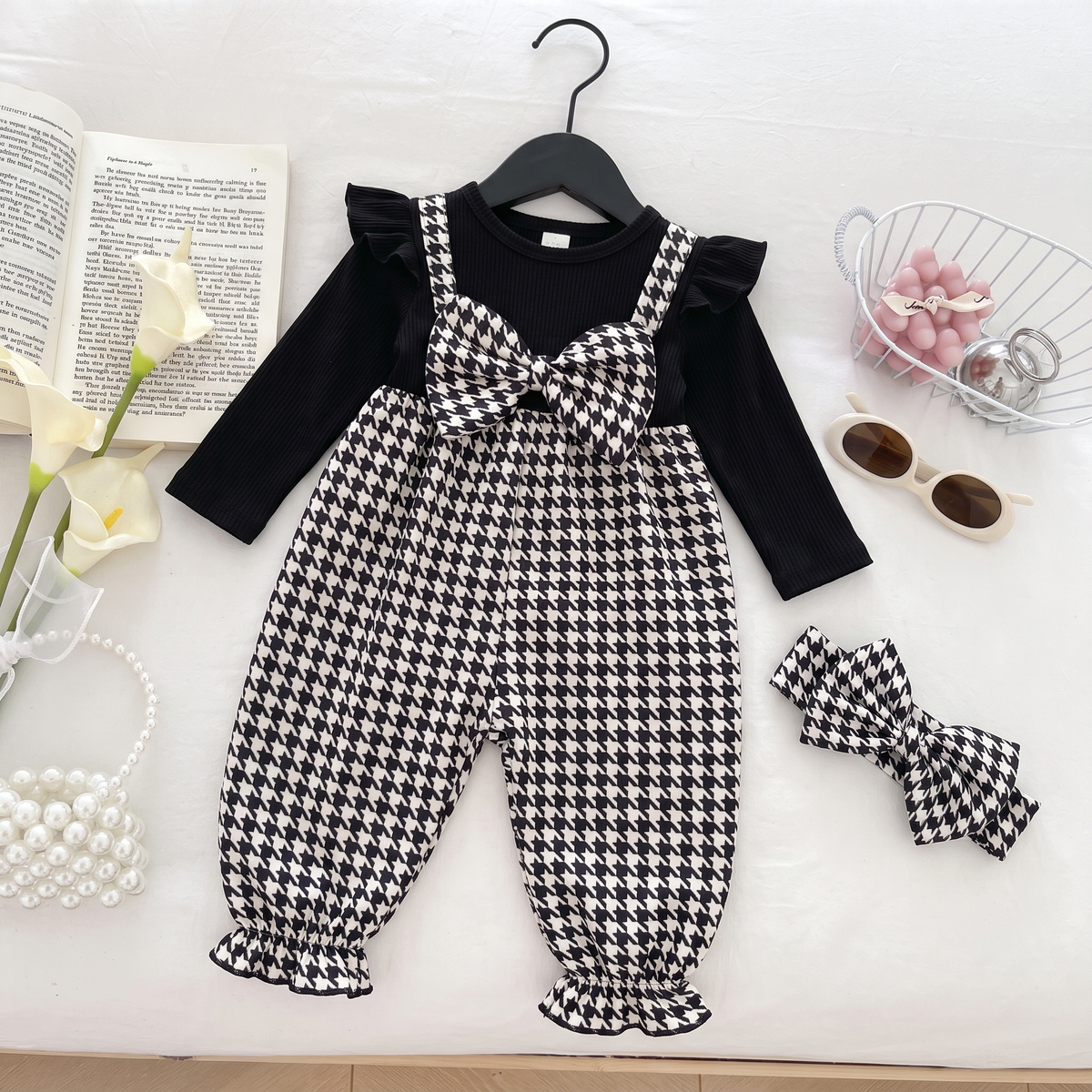 Ensemble Bébé Fille Pied-de-Poule Maman & Moi — flat lay livre et perles