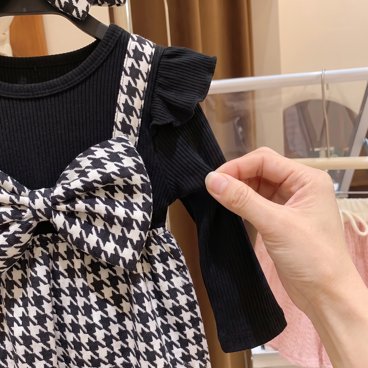 Ensemble Bébé Fille Pied-de-Poule Maman & Moi — main touchant le tricot