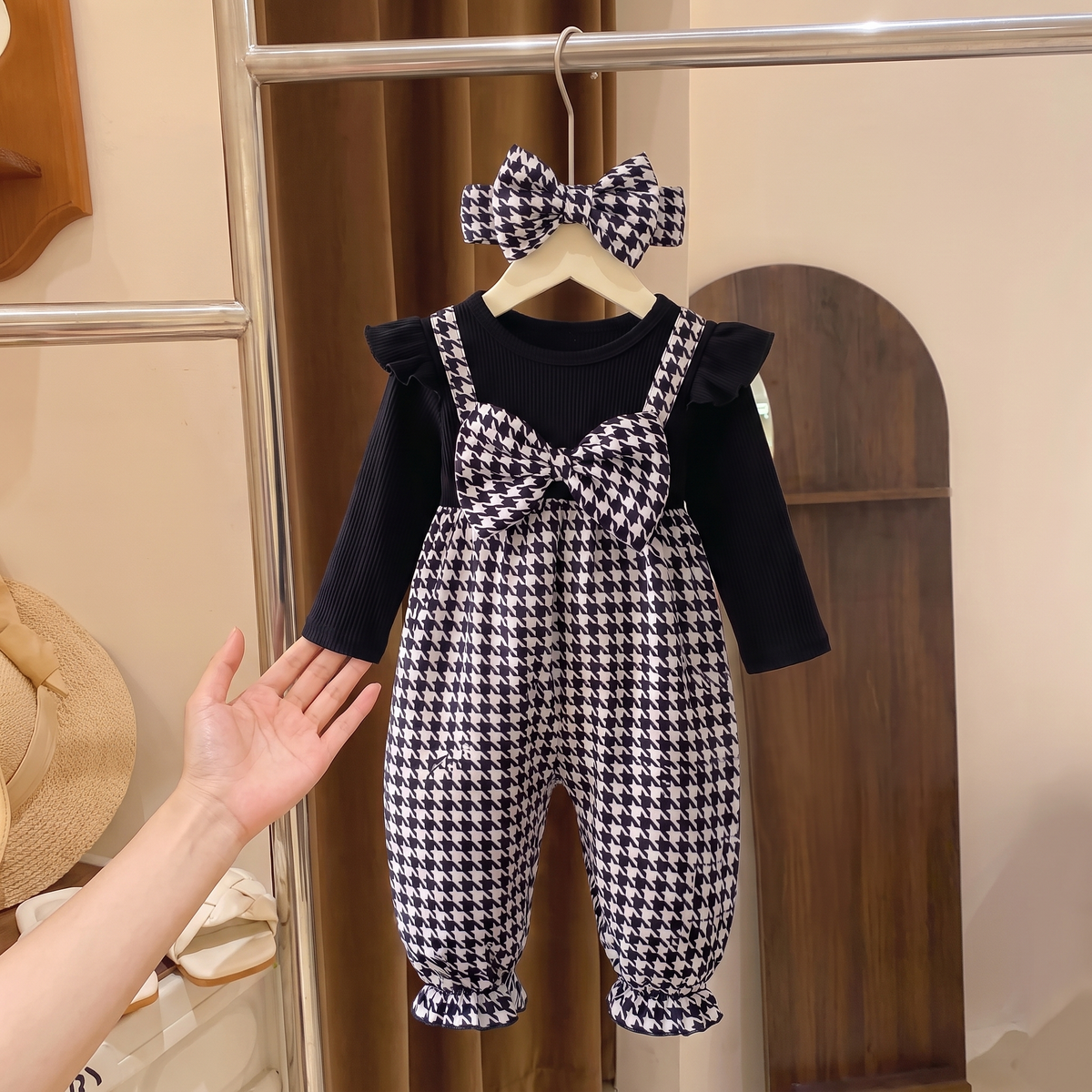Ensemble Bébé Fille Pied-de-Poule Maman & Moi — main présentant la tenue
