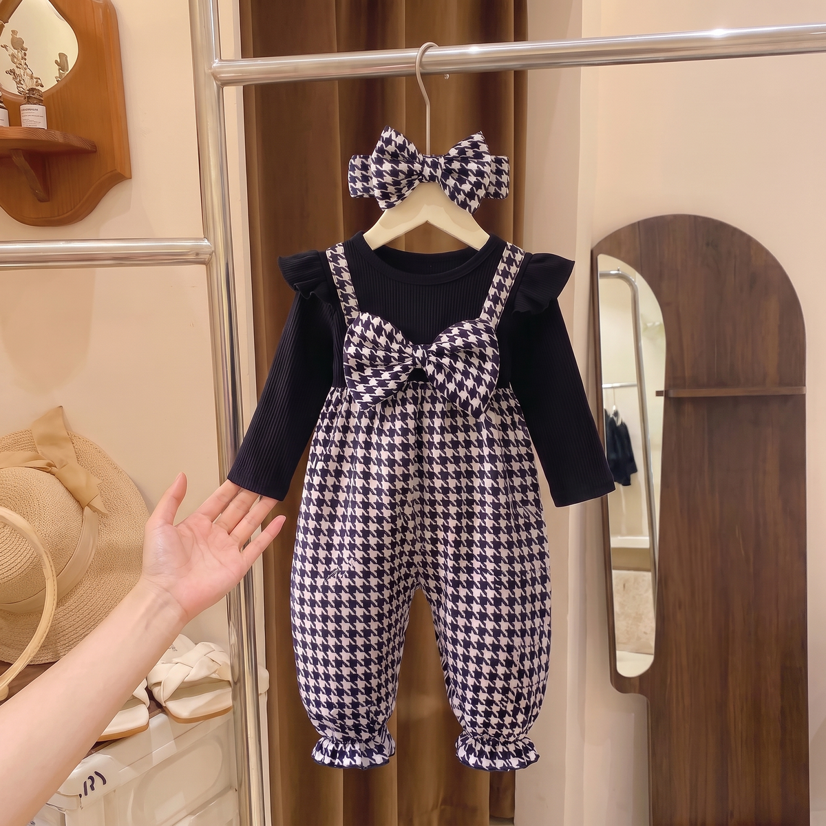 Ensemble Bébé Fille Pied-de-Poule Maman & Moi — main présentant la tenue