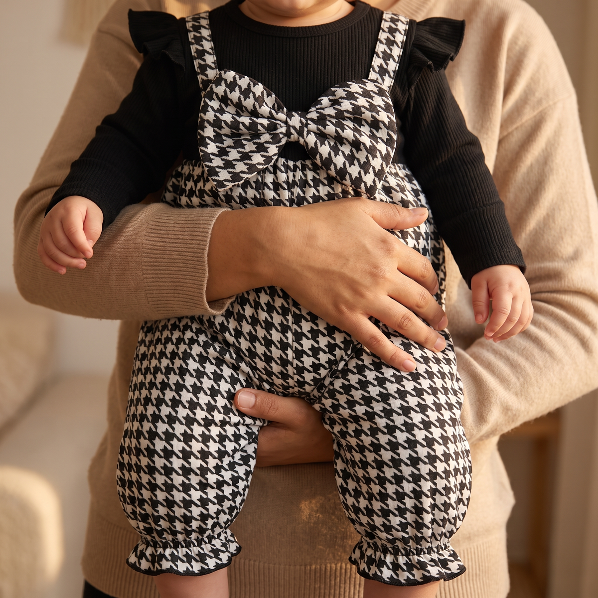Ensemble Bébé Fille Pied-de-Poule Maman & Moi — dans les bras de maman