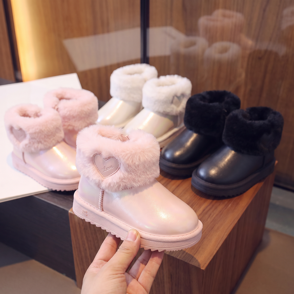 Bottes Bébé Fourrées Cœur Maman & Moi - 3 coloris - main