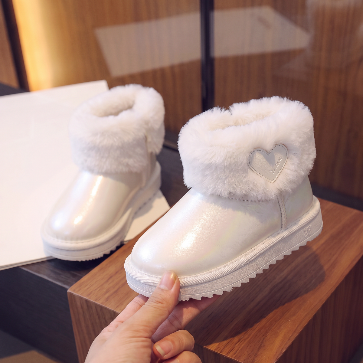 Bottes Bébé Fourrées Cœur Maman & Moi - Blanc - main