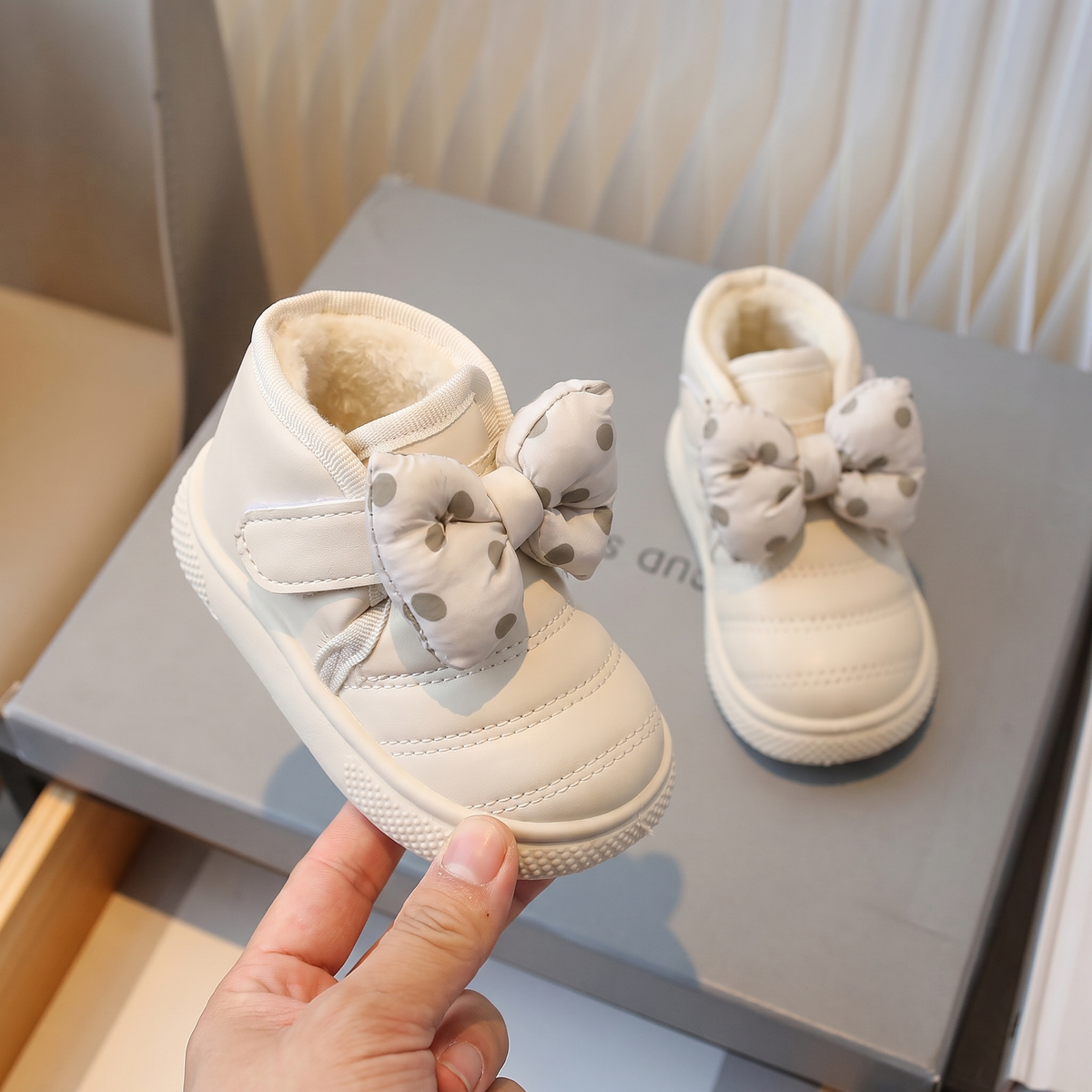 Bottes Bébé Papillon Pois Maman & Moi - Beige main