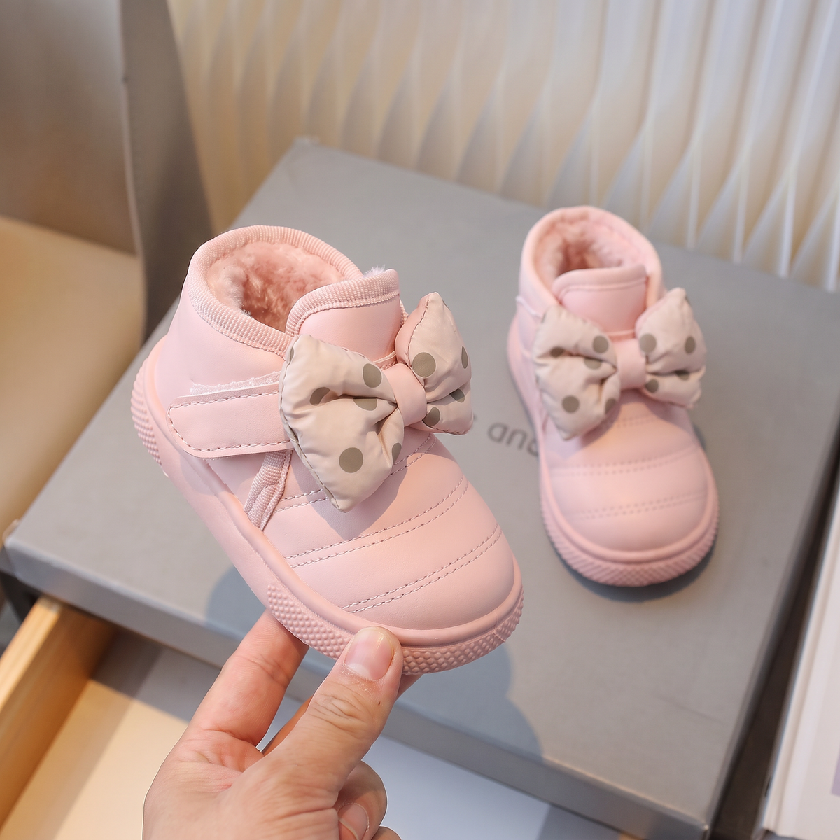 Bottes Bébé Papillon Pois Maman & Moi - Rose main