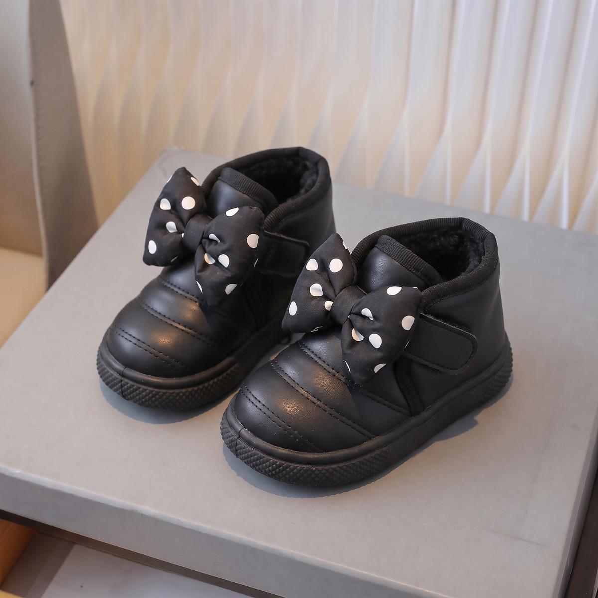 Bottes Bébé Papillon Pois Maman & Moi - Noir trois quarts