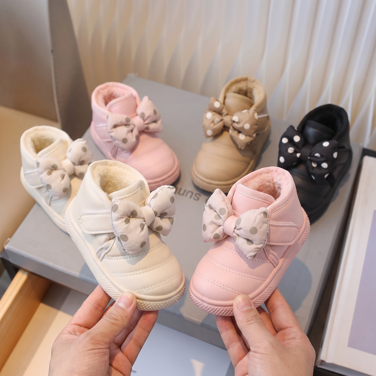 Bottes Bébé Papillon Pois Maman & Moi - 4 couleurs mains
