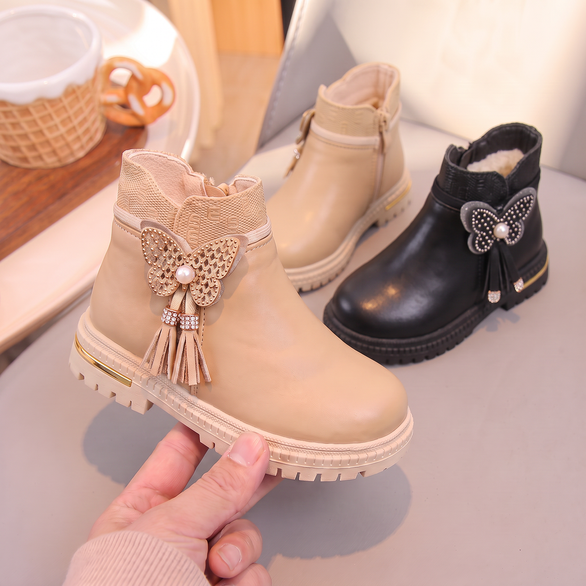 Bottines Fille Papillon Maman & Moi - Beige et Noir main