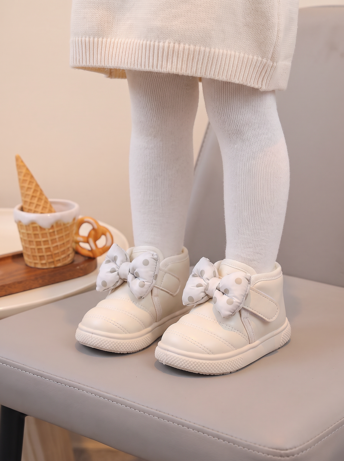 Bottes Bébé Papillon Pois Maman & Moi - Beige portées debout