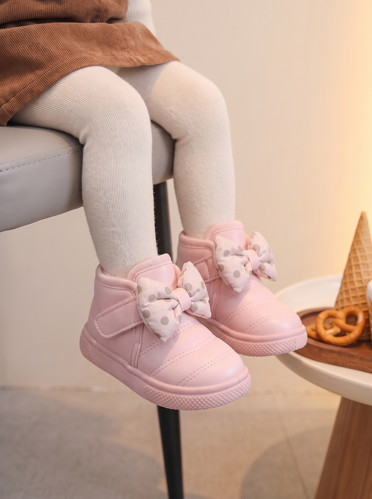 Bottes Bébé Papillon Pois Maman & Moi - Rose portées assise