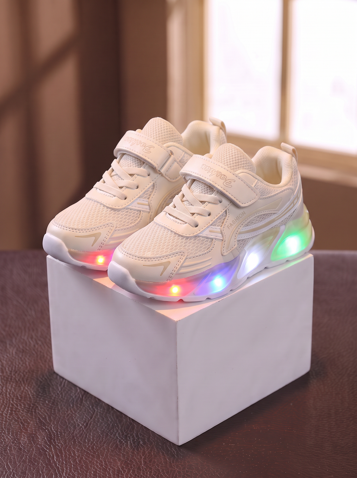 Baskets LED LumiFlex Junior Maman & Moi - Beige paire sur cube