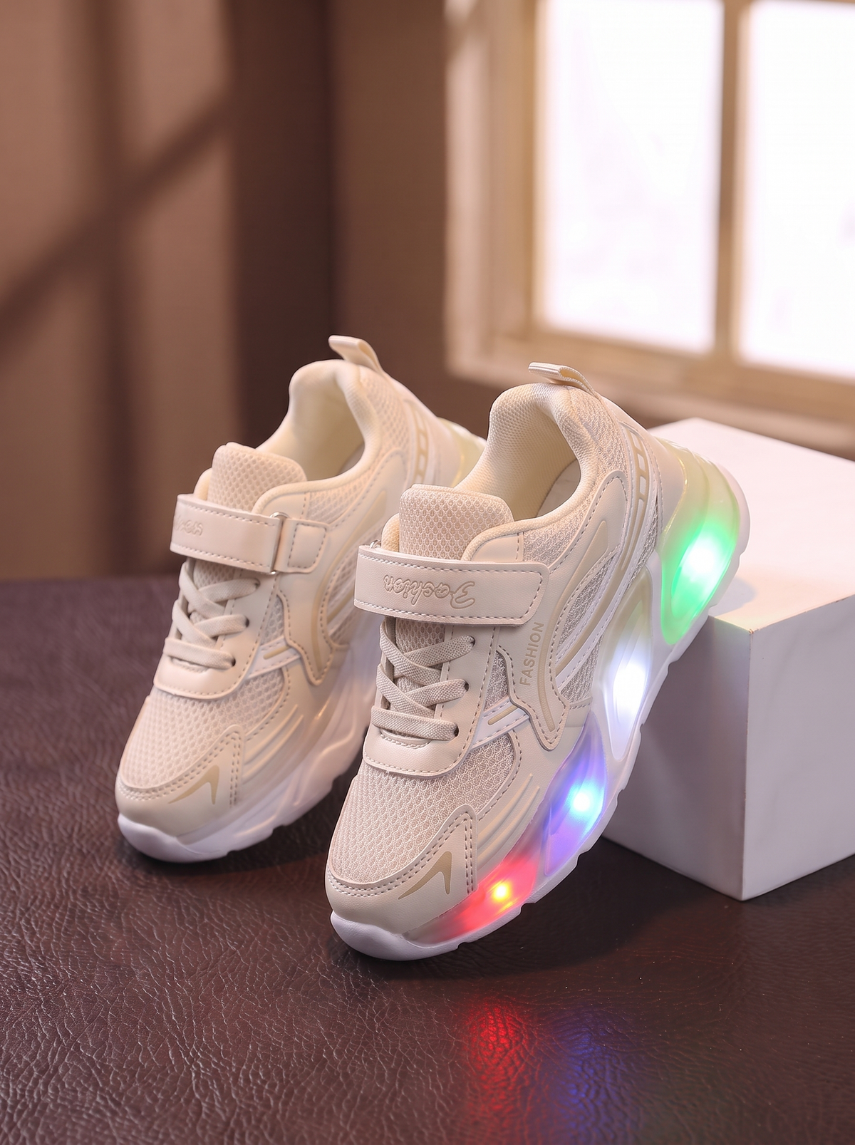 Baskets LED LumiFlex Junior Maman & Moi - Beige paire sur table